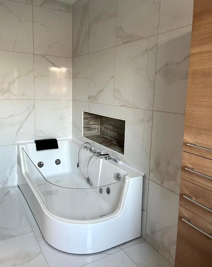 ליוטומר Luxe Apartments מראה חיצוני תמונה
